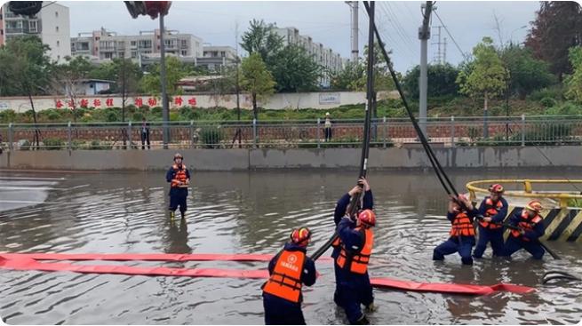 麒麟?yún)^(qū)遭暴雨突襲|部分道路積水嚴(yán)重，消防緊急排澇解憂